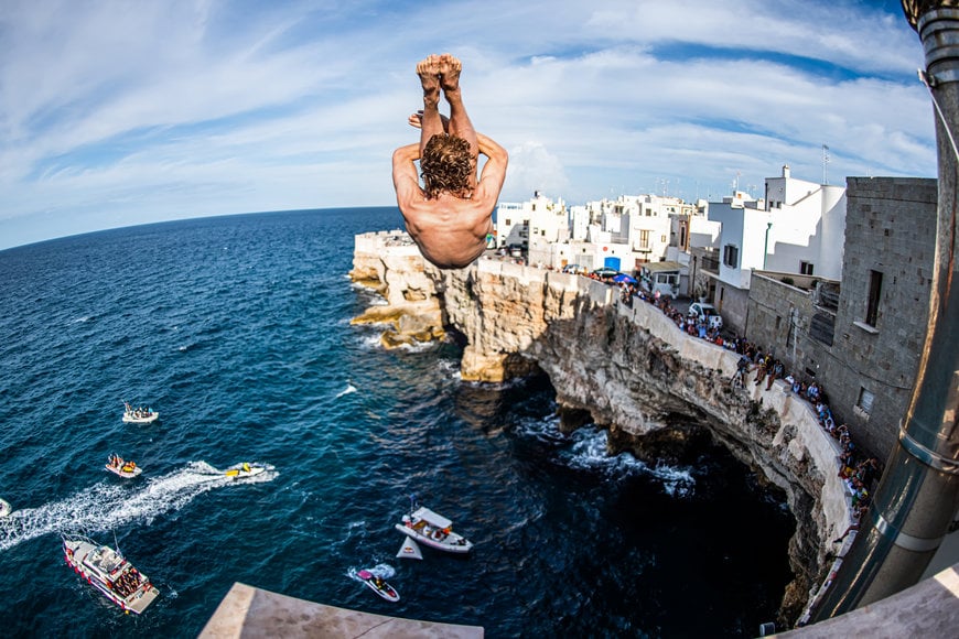 EIN ATEMBERAUBENDER SPRUNG IN EIN MEER VOLLER BEGEISTERUNG. FPT INDUSTRIAL IST OFFIZIELLER TECHNISCHER PARTNER DER RED BULL CLIFF DIVING WORLD SERIES